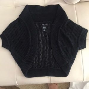 Black knitted shrug sweater with short sleeves